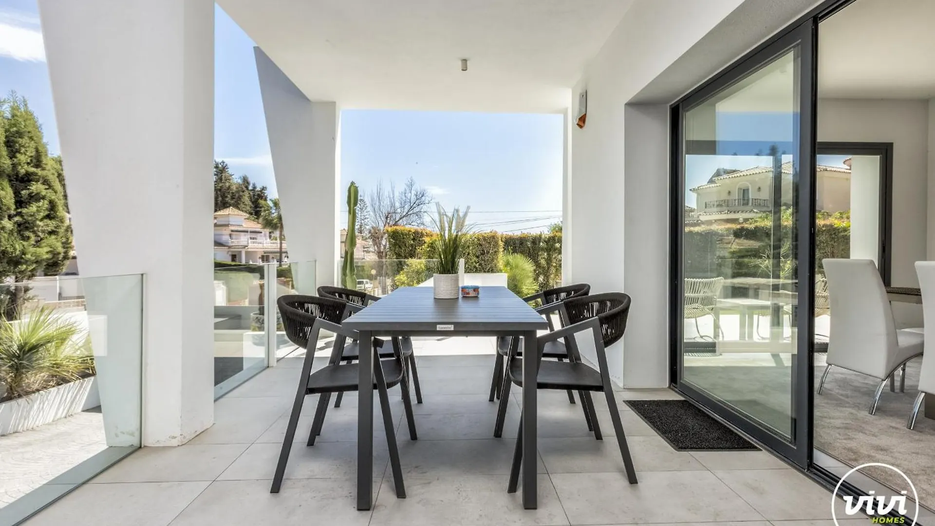 Vivi Homes -Villa Ruby Pool, Garden, Golf & Beach Sitio de Calahonda فيلة
