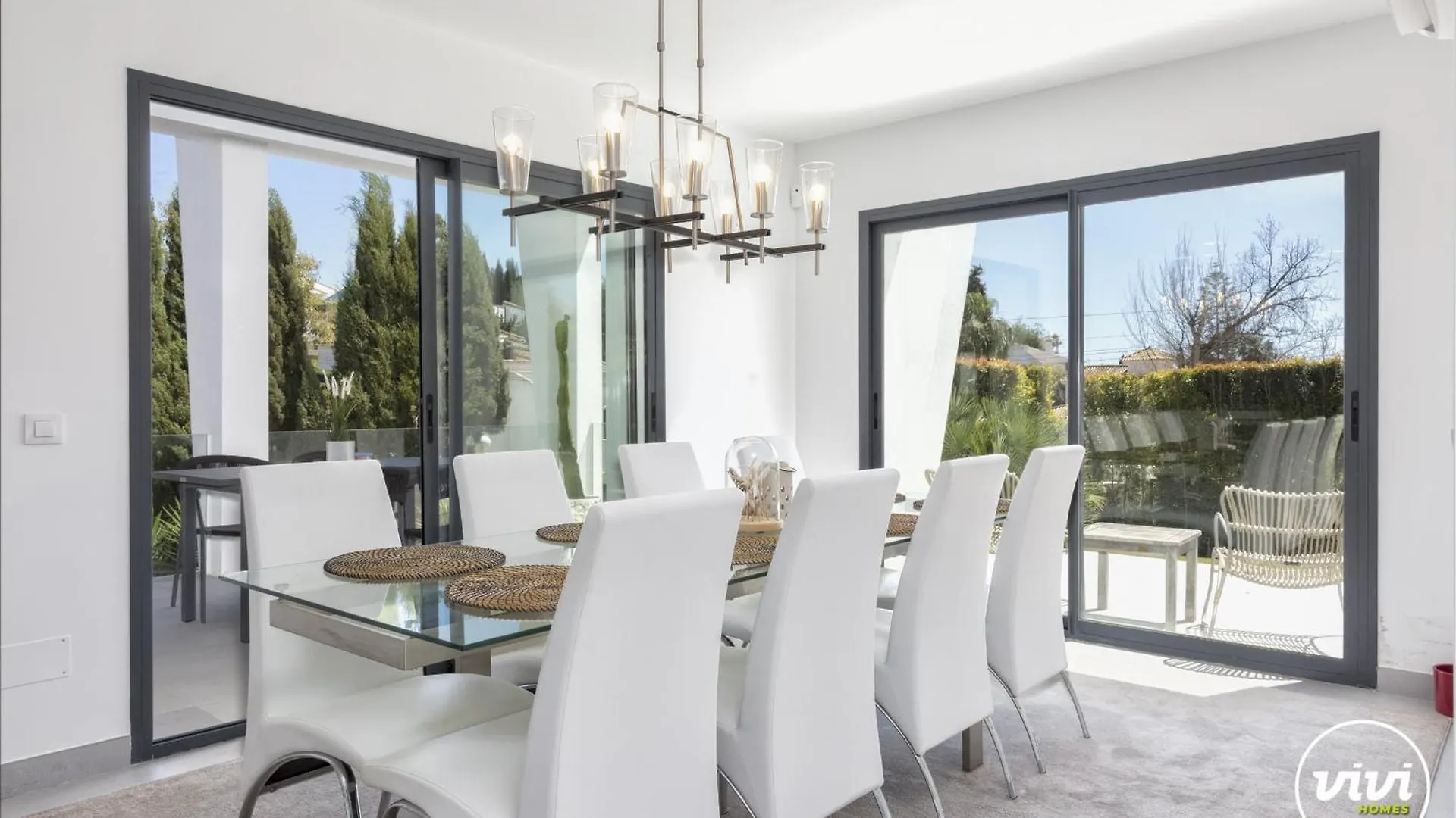 Vivi Homes -Villa Ruby Pool, Garden, Golf & Beach Sitio de Calahonda 빌라