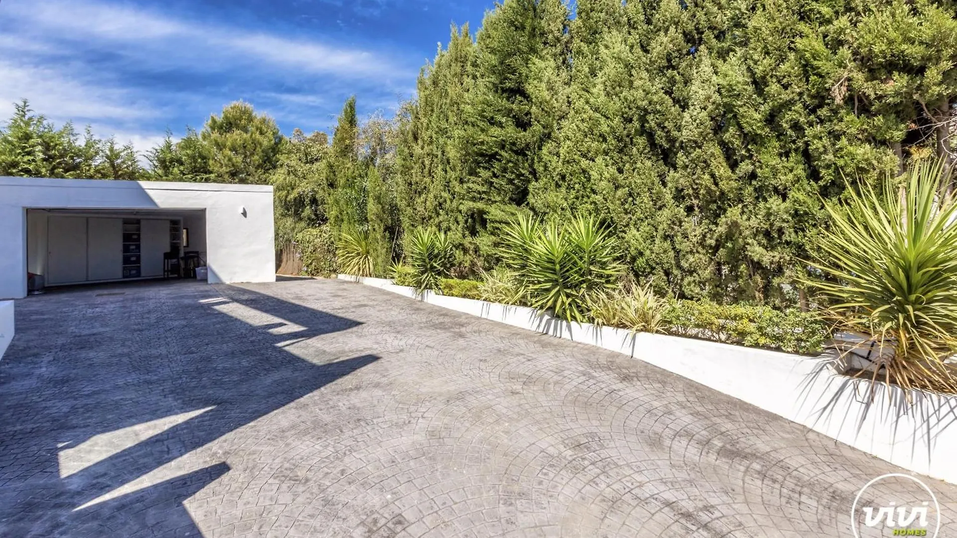 Vivi Homes -Villa Ruby Pool, Garden, Golf & Beach Sitio de Calahonda 빌라
