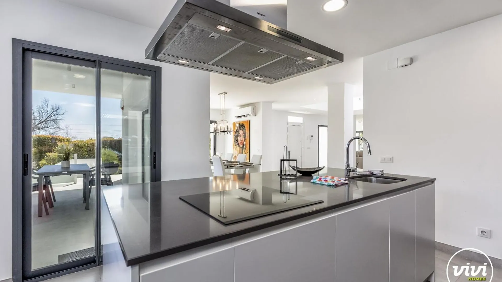 Vivi Homes -Villa Ruby Pool, Garden, Golf & Beach Sitio de Calahonda 빌라