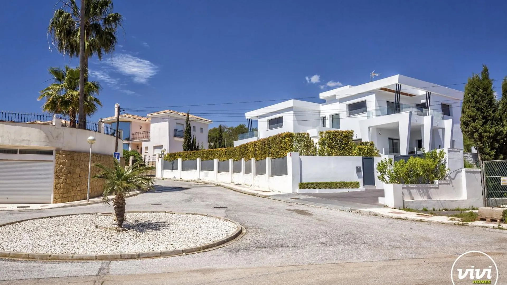 Vivi Homes -Villa Ruby Pool, Garden, Golf & Beach Sitio de Calahonda 빌라