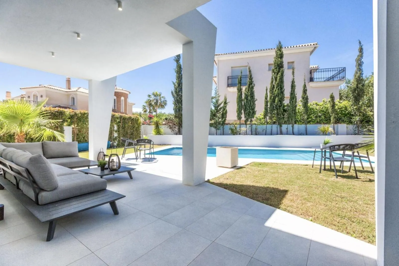Vivi Homes -Villa Ruby Pool, Garden, Golf & Beach Sitio de Calahonda 빌라